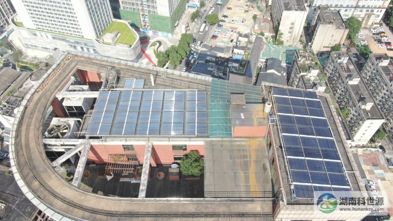 航拍屋頂太陽(yáng)能熱水系統(tǒng)