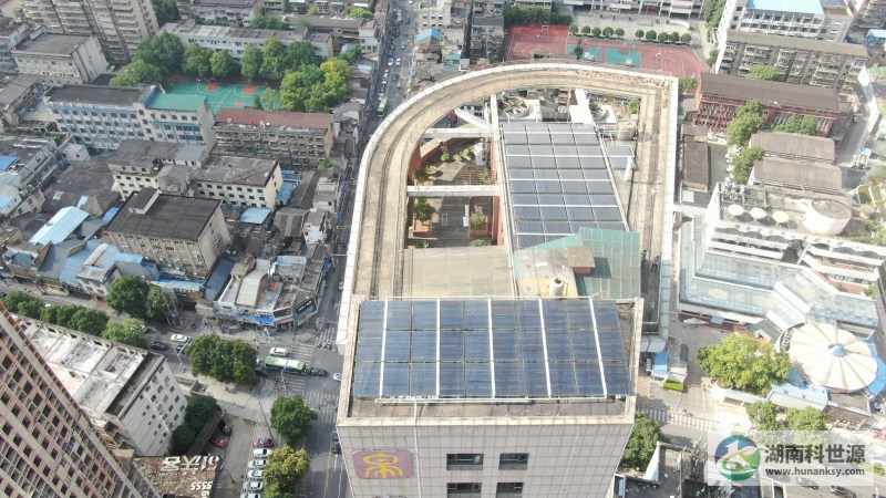 航拍屋頂太陽(yáng)能熱水系統(tǒng)