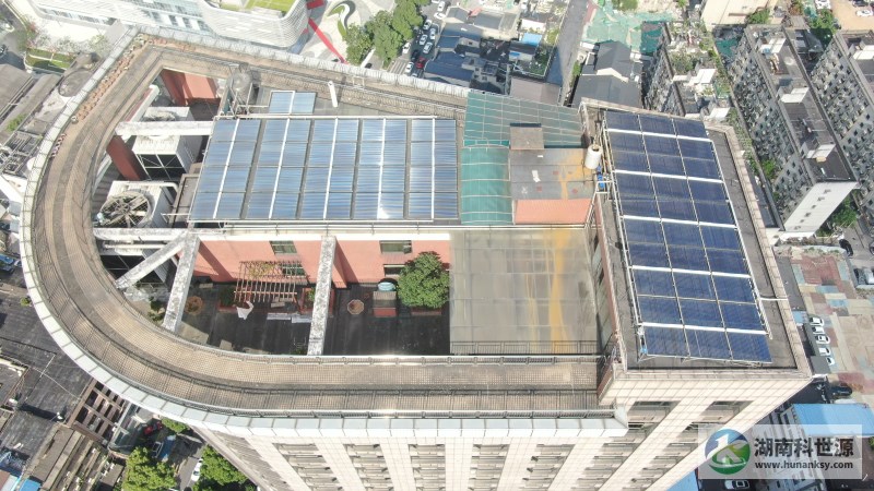 航拍屋頂太陽(yáng)能熱水系統(tǒng)