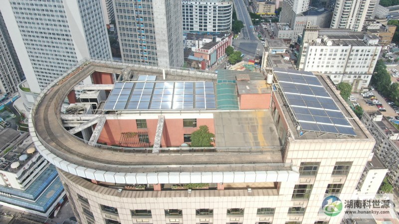 航拍屋頂太陽(yáng)能熱水系統(tǒng)