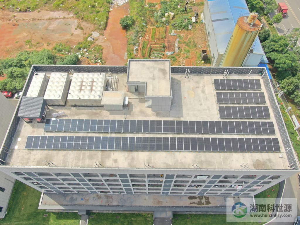 廠房屋頂光伏發(fā)電航拍圖